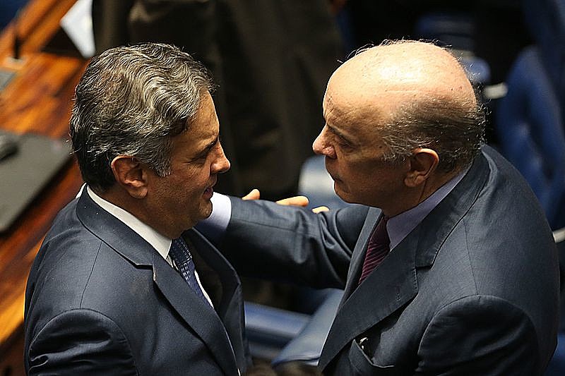 Senadores José Serra e Aécio Neves, ambos do PSDB, se cumprimentam no dia em que Neves retomou as atividades no Senado