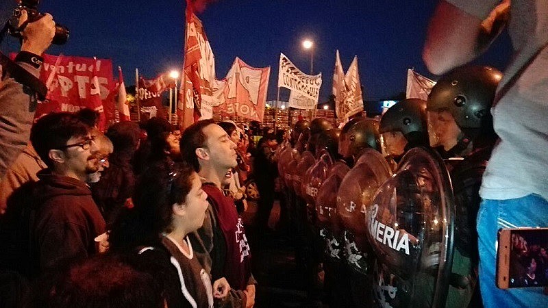 Bloqueio de rua no acesso à cidade de Buenos Aires, na ponte Pueyrredón