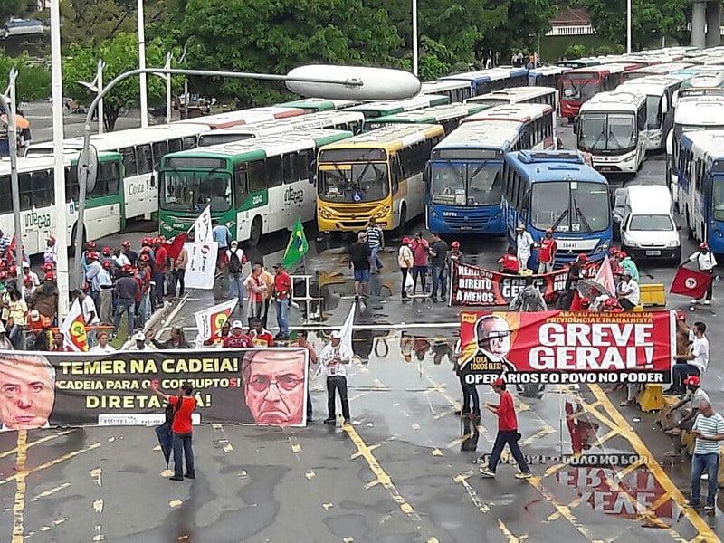 Região do Iguatemi, em Salvador, uma das principais vias da capital baiana totalmente parada, com mais de 20 km de engarrafamento