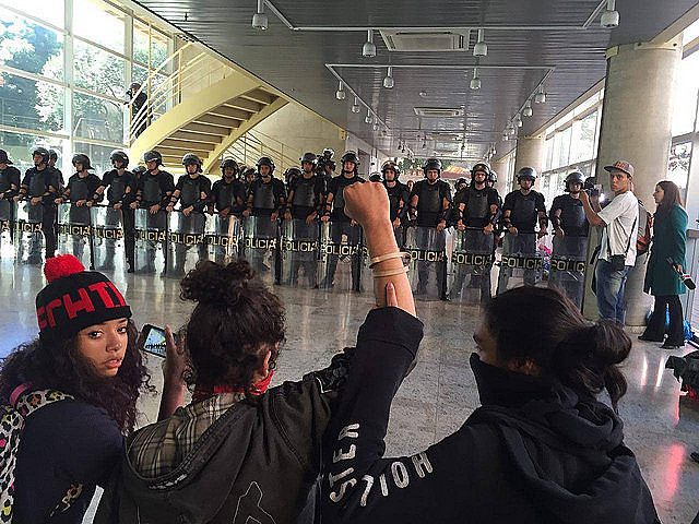 Estudantes protestam contra qualidade da merenda em unidades estaduais