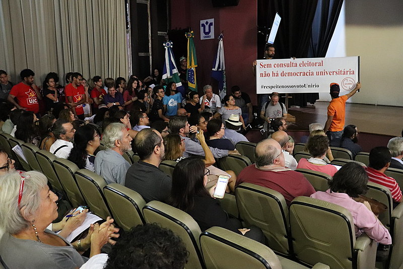 O auditório estava lotado e durante a votação, ouviam-se gritos de “é golpe” e “respeitem a decisão da comunidade"