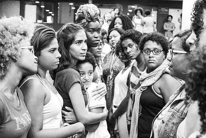 "Em nossa certeza feminista ousamos afirmar: nenhuma de nós cairá".