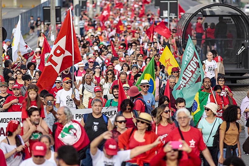 Marcha rumo à Superintendência da Polícia Federal marcou início da programação do 1º de Maio em Curitiba (PR)