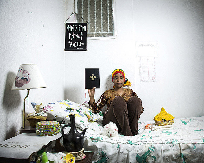 Quando atravessam as fronteiras implacáveis, elas vão ao trabalho: construindo casas, encontrando emprego, criando filhos