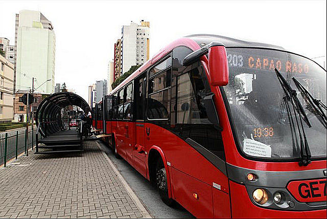 A prefeitura socorre as empresas de ônibus com dinheiro dos contribuintes