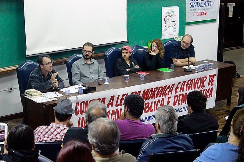 Em uma faixa, o coletivo se declara contra a lei da mordaça e a favor de uma escola pública e democrática
