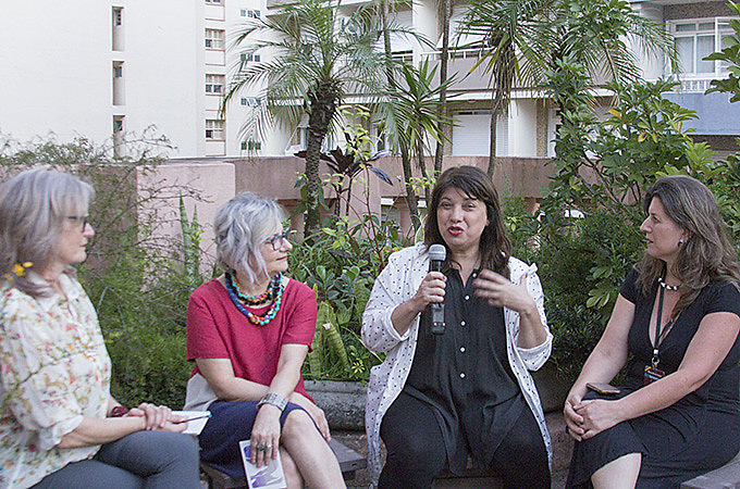 Entrevista com a diretora do documentário foi realizada em uma roda formada só de mulheres