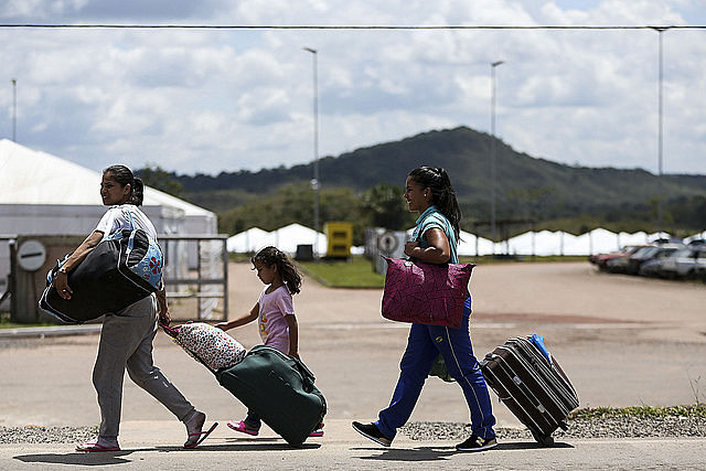 Más de mil venezolanos son forzados a salir de Brasil tras ataques de habitantes en la ciudad fronteriza de Pacaraima, estado de Roraima