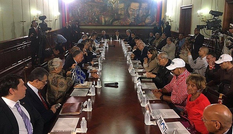 Mesa de reunião da Comissão para a Assembleia Constituinte na Venezuela com partidos nessa segunda-feira (8)
