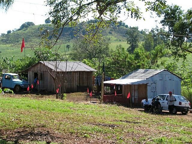 Os agricultores cultivam agricultura diversificada, produzem leite e criam suínos