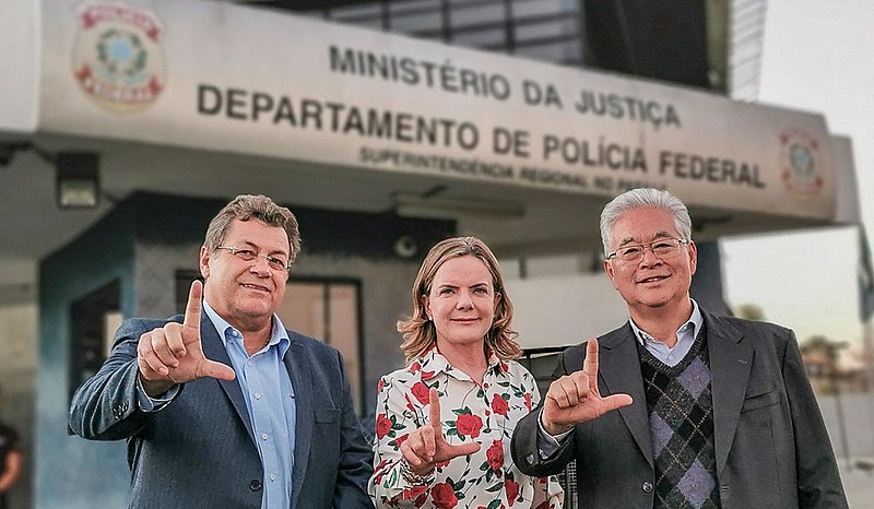 Emídio de Souza (esq.), Gleisi Hoffmann e Paulo Okamotto (dir.)