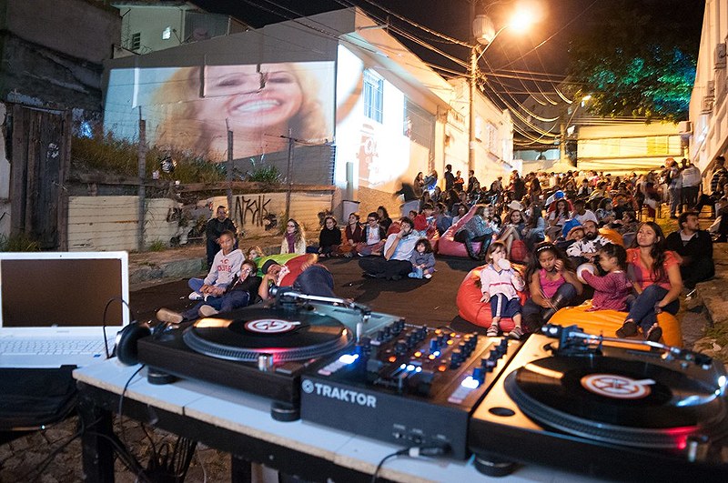 O aniversário da ONG e o lançamento da revista foram comemorados em festa na rua, com teatro, música e pipoca