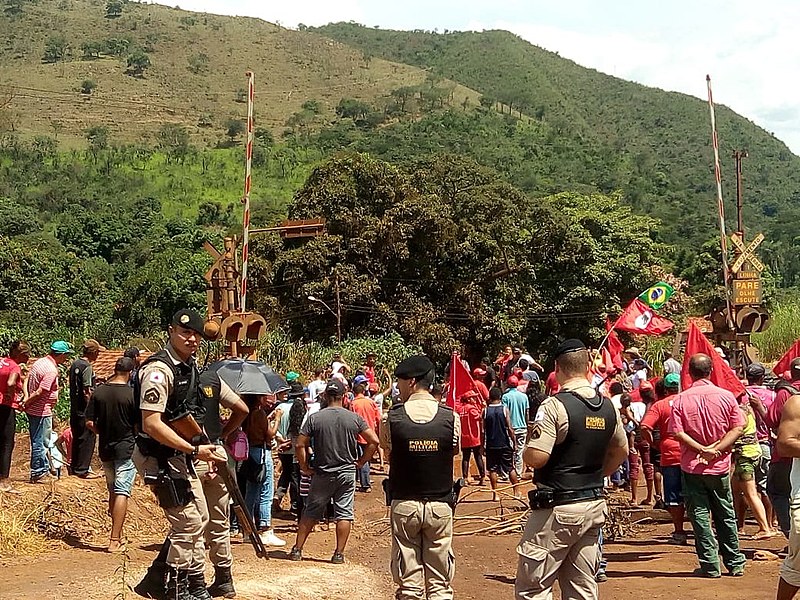 600 famílias estão acampadas há mais de um ano a 3 km da cidade de Brumadinho, às margens do rio Paraopeba