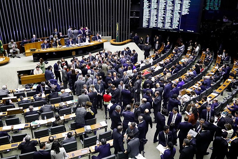 Votação no plenário foi interrompida de madrugada e será retomada nesta sexta de manhã