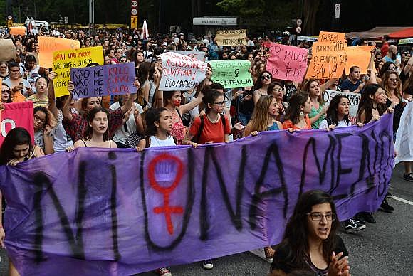 Manifestação foi organizada em solidariedade a mobilização feita na Argentina após o assassinato de Lucia Perez, de 16 anos, em Mar del Plata