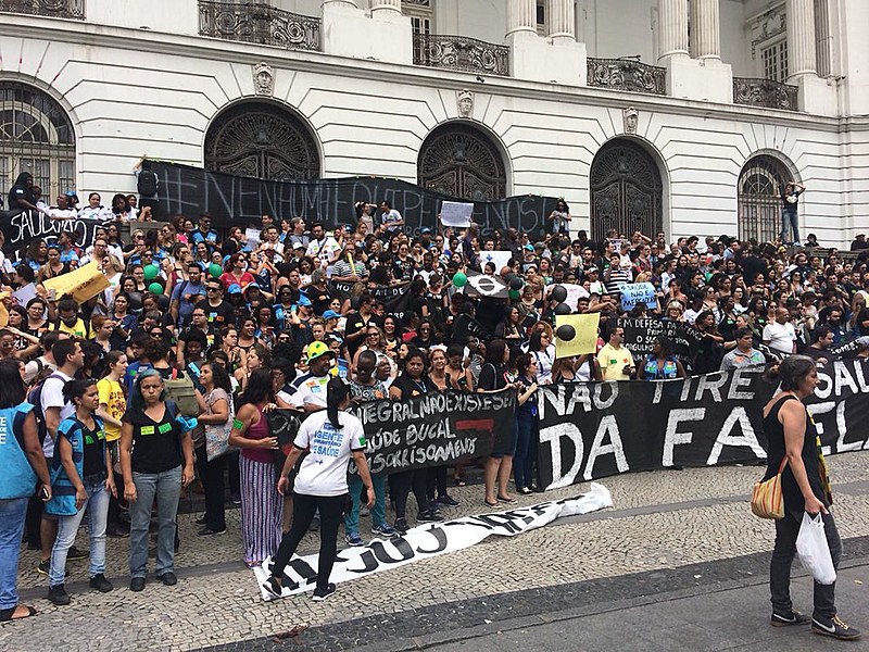 O ato foi realizado em frente à Câmara de Vereadores onde ocorreria uma audiência pública adiada para a semana que vem