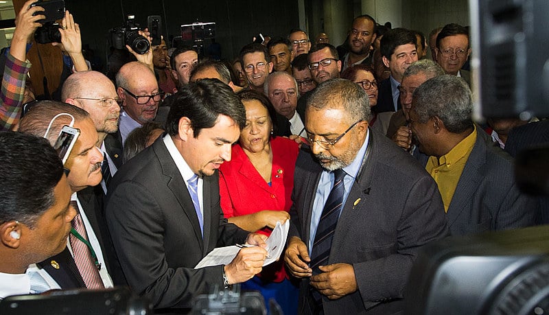 Senador Paulo Paim protocolando o pedido da CPI da previdência no senado