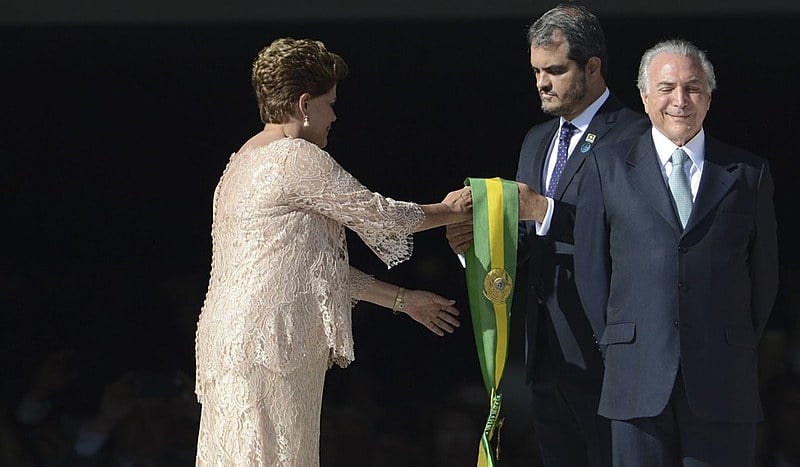 Dilma recebe a faixa presidencial na cerimônia de posse de 1º de janeiro de 2015; à frente, o então vice Michel Temer