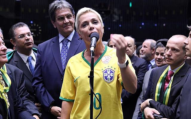 Cristiane Brasil (PTB-RJ) votou a favor do golpe de 2016 usando camisa da Seleção Brasileira