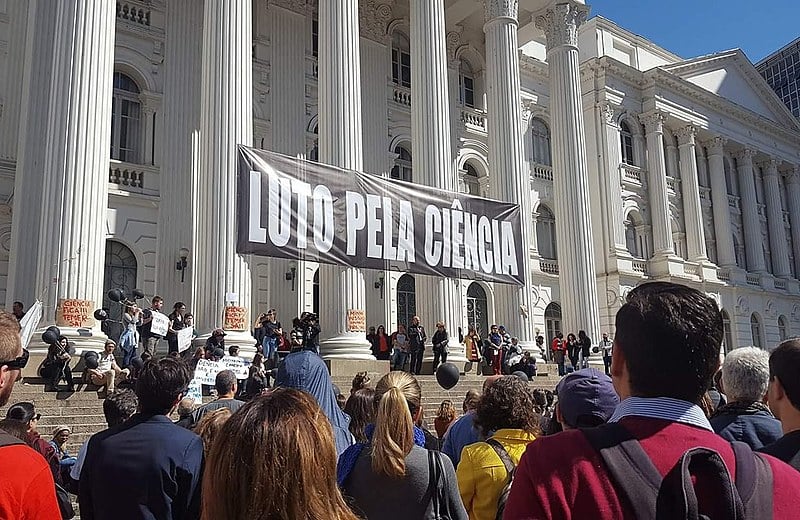 Mais de mil pessoas se reuniram na praça contra os cortes de verbas da Capes