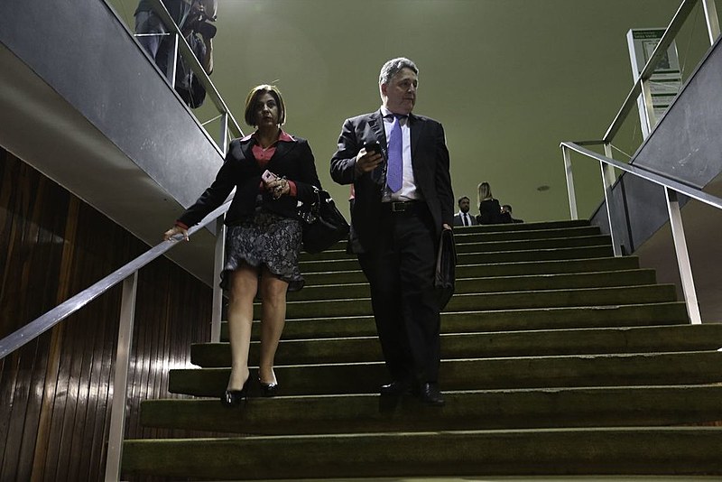 Além de Garotinho e Rosinha, outras três pessoas acusadas de participação no esquema foram presas nesta terça-feira (03)