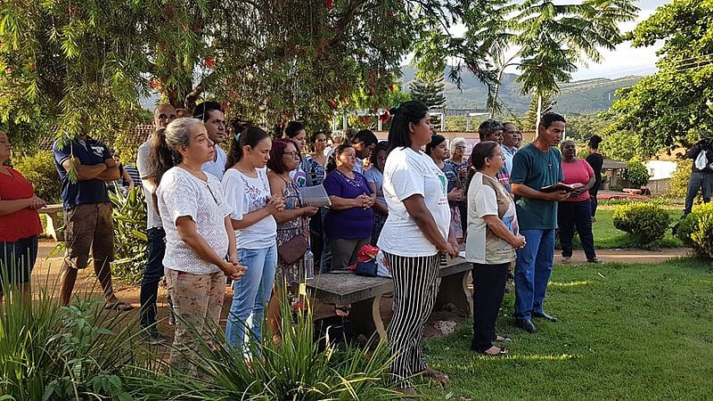 Familiares se dividem entre dor e indignação na missa em homenagem aos mortos no Córrego do Feijão