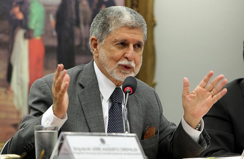 "O Brasil está sendo tocado como se fosse uma empresa", critica o ex-ministro