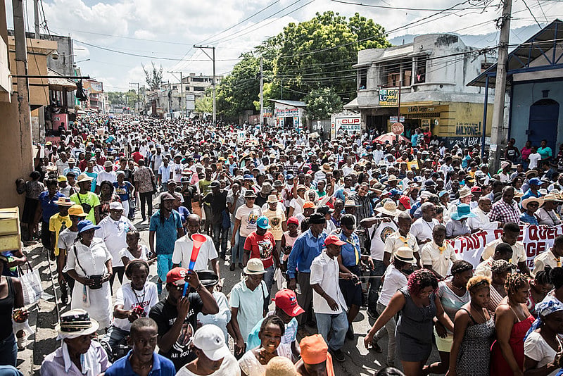Milhares de haitianos participam da mobilização contra o presidente do país, Jovenel Moise, em Porto Príncipe, capital do país