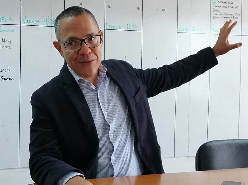 Ministro Ernesto Villegas tratou das dificuldades de produção cultural em um país sob embargo