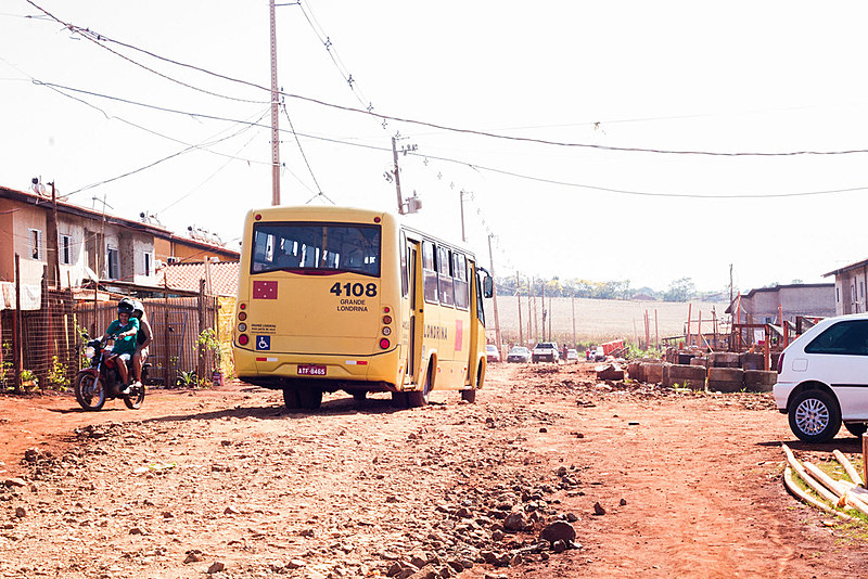 Antes da chegada da linha de ônibus, moradores tinham que caminhar quase 4 km em meio ao barro até chegar a alguns pontos.