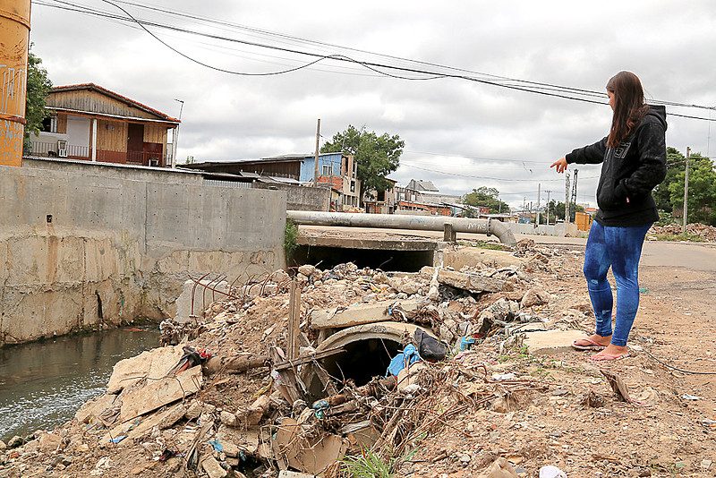 Obra de escoamento aguarda três anos solução da Prefeitura. 130 famílias ficaram desabrigadas com enchente