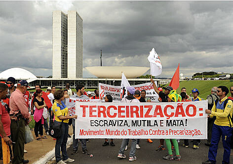 Manifestantes em Brasília contra a reforma das leis de trabalhistas