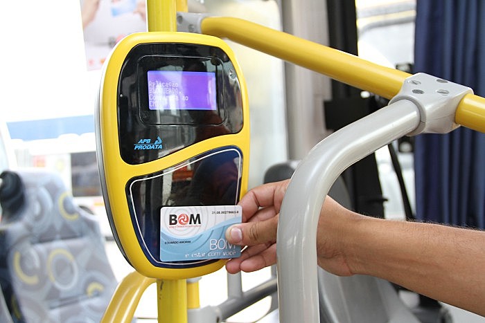 Estudantes reclamam de falha no recadastramento do cartão BOM, que tem causado atraso em benefício