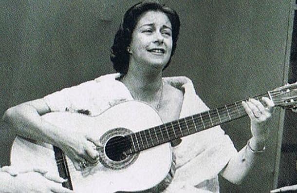 Chabuca ficou mais conhecida no Brasil quando Caetano Veloso gravou Fina Estampa, uma de suas músicas mais conhecidas