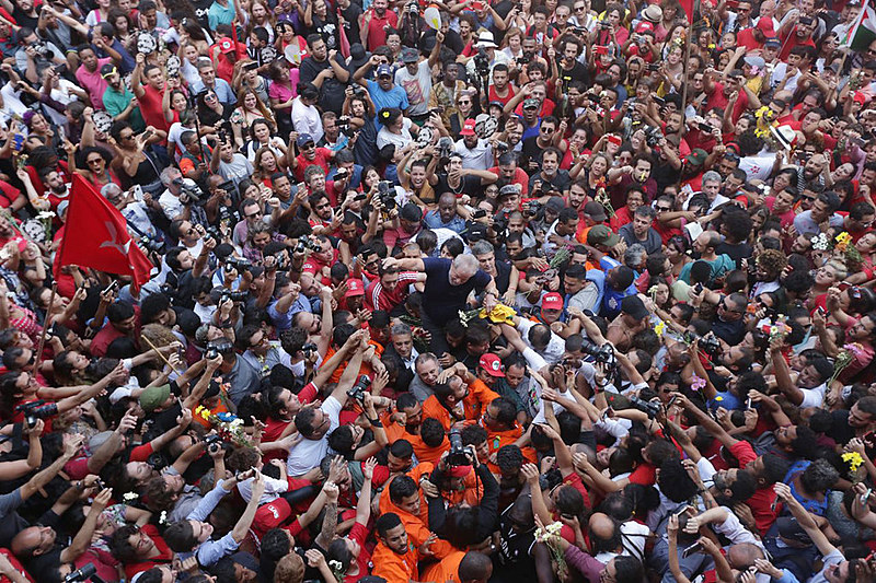 Lula is carried by the people who stood outside the Metal Worker's Union