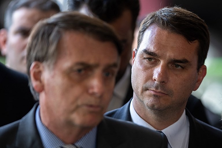 Jair e Flávio Bolsonaro nunca esconderam simpatia por milícias no Rio de Janeiro