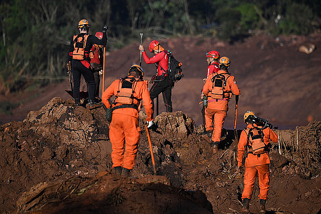 Equipos de rescate empiezan cuarto día de búsqueda en la región de Brumadinho, Minas Gerais, donde una represa se rompió el último viernes