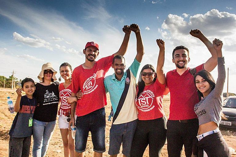 Juntos, militantes do MTST e voluntários aguardam doações para iniciar construção de casas para 109 famílias