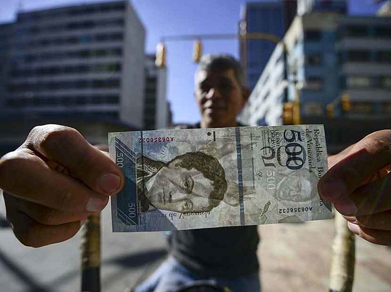 Venezuelanos esperam que nova reconversão monetária devolva dinheiro a ruas e regularize a situação de escassez da moeda