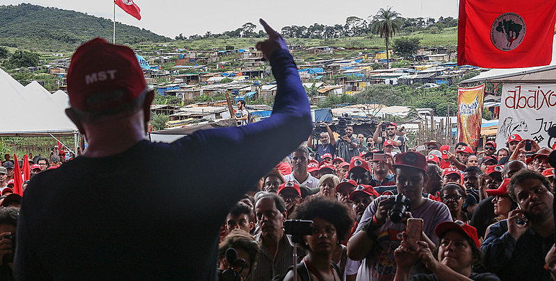 Lula fala a militantes do MST de Minas Gerais durante visita a acampamento em 2017