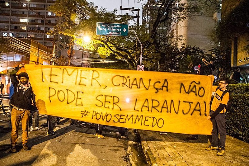 Além de palavras de ordem contra Temer, manifestantes colaram cartazes de "Fora Temer" e laranjas foram arremessadas na fachada do prédio.