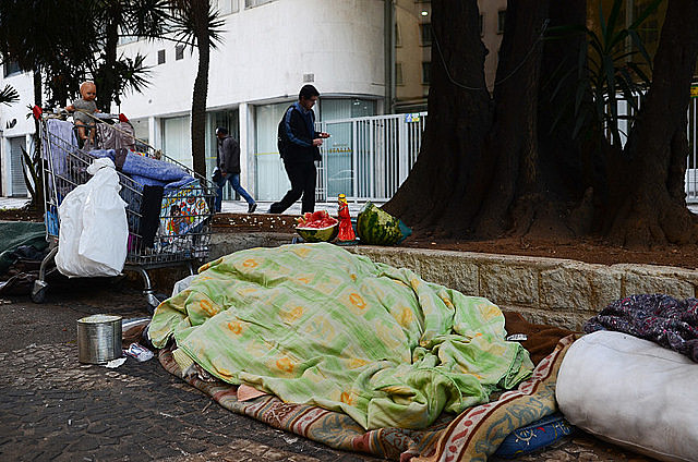 Es visible el aumento del número de personas viviendo en la calle, de mendigos en los semáforos, en las puertas de los mercados y afines
