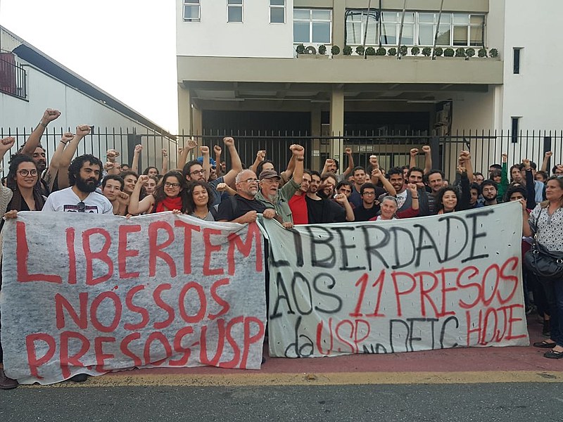 Estudantes e funcionários apoiadores comemoram liberdade na frente do Fórum da Barra Funda