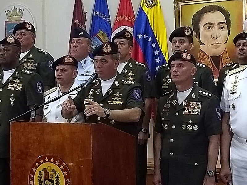 Comandantes das Forças Armadas faz comunicado nessa sexta-feira (2) e declara lealdade ao presidente Maduro.