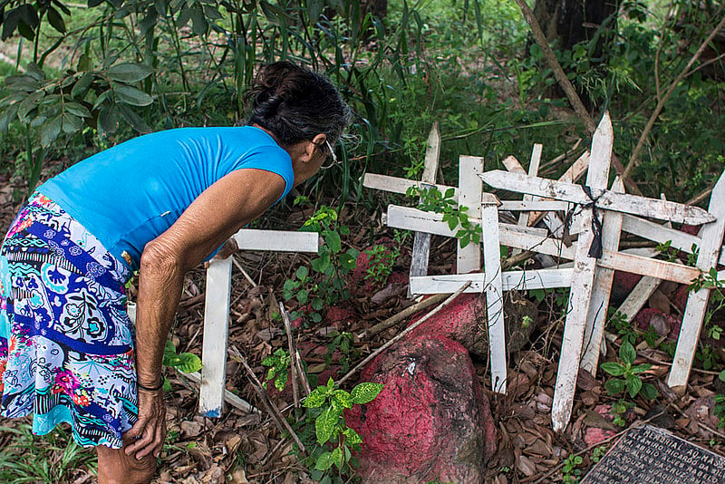 No local onde as mortes ocorreram, no trecho conhecido como Curva do S da PA-275, sem-terra fazem homenagens às vítimas do massacre