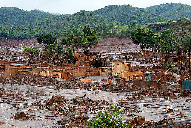 Barragem da mineradora Samarco se rompeu no distrito de Bento Rodrigues, zona rural a 23 quilômetros de Mariana, em Minas Gerais