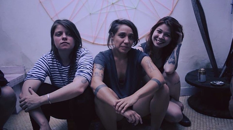 Brunella Martina (segunda câmera), Letícia Marques (diretora) e Pryka Almeida (entrevistada)