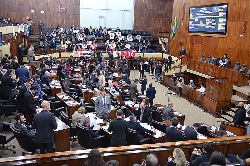 Servidores ocuparam as galerias contra a venda das empresas públicas