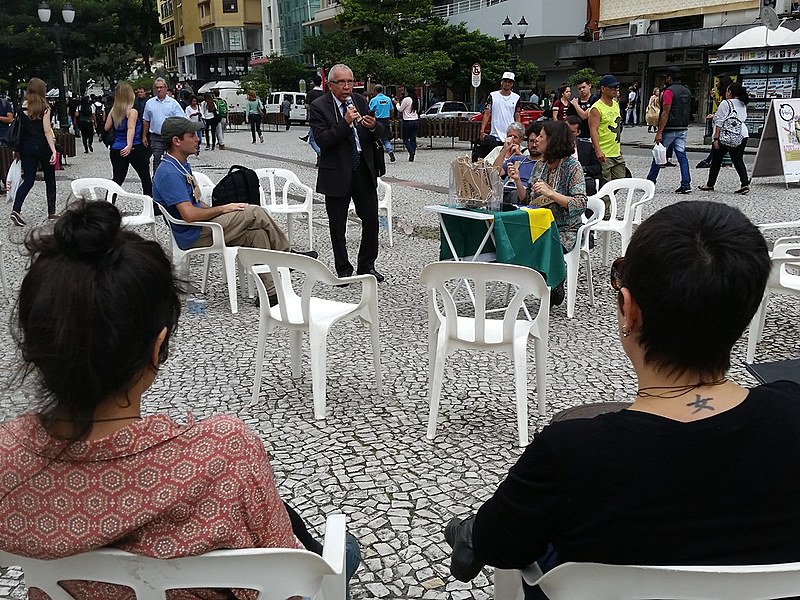 Peça-debate no calçadão da rua XV dependia da interação com o público, que estava acanhado