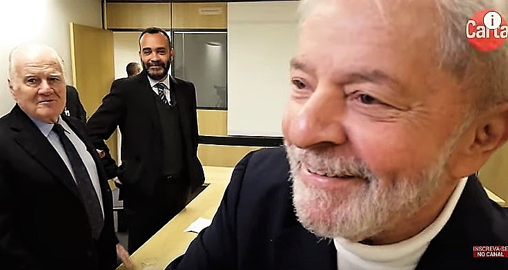 Lula cumprimenta cinegrafista da Carta Capital antes do início da entrevista